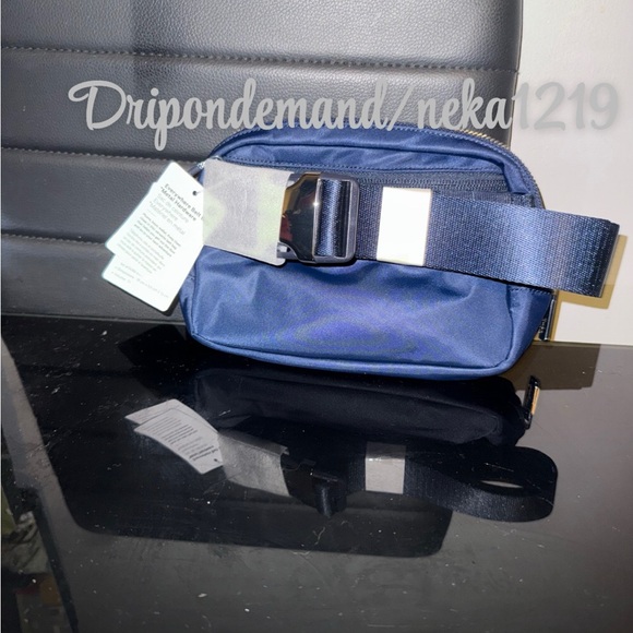 Lululemon Everywhere Belt Bag 1L Metal Hardware- True Navy/ Silver - Picture 4 of 9
